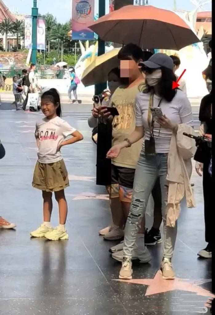 章子怡带俩娃日本追星,穿阔腿裤小翘臀抢镜,女儿像妈、儿子像爸