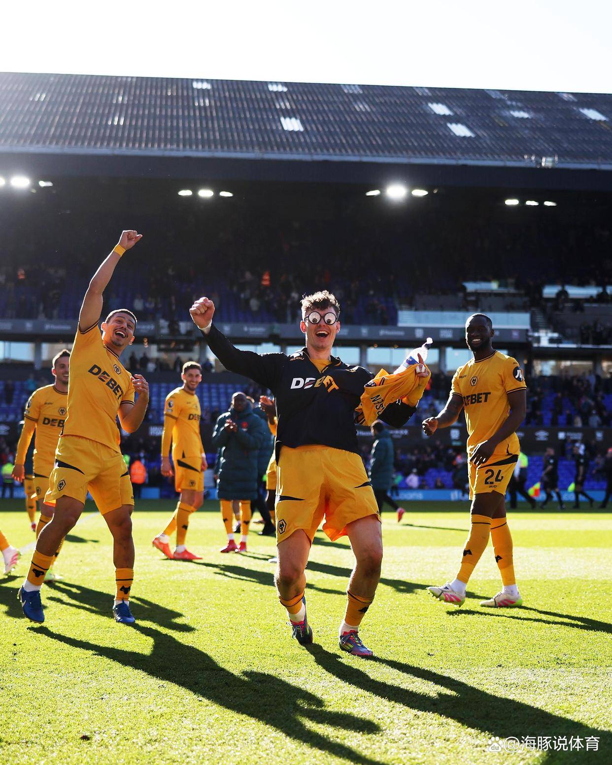 “英超惊天变局！积分榜大洗牌曼联3连胜暗藏