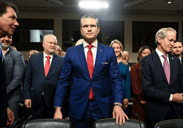 美“致命弱点”暴露？半个小时内，两架美战机坠毁，中方：只要美军开口求人，解放军随时伸援手