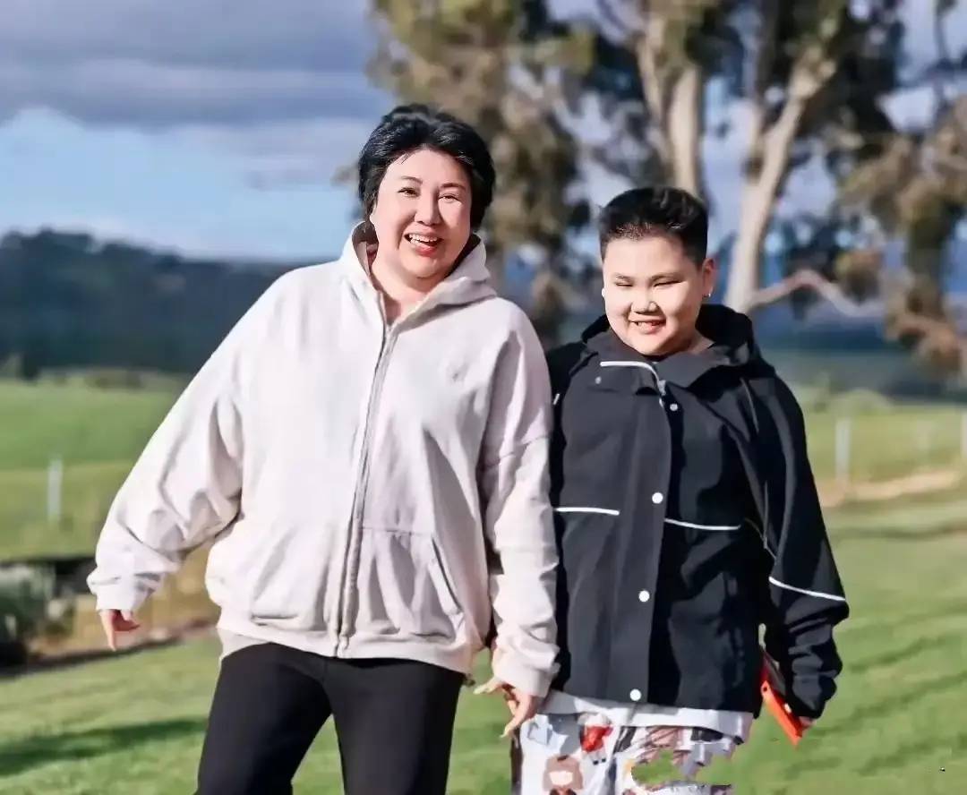 郭德纲带妻儿澳洲度假,10岁郭汾阳穿花裤扎耳洞,不见郭麒麟身影