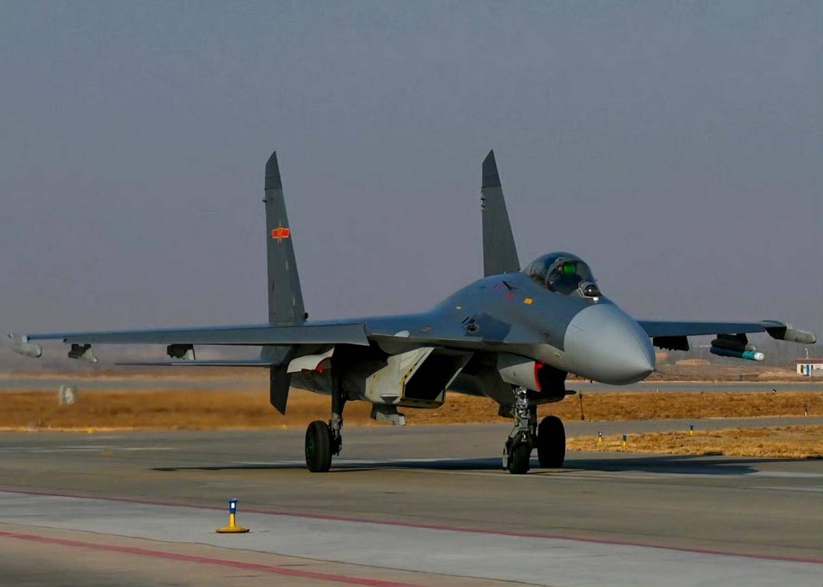 央视官宣！歼-11搭载2门激光炮，可“烤化”敌方导弹，就问怕不怕