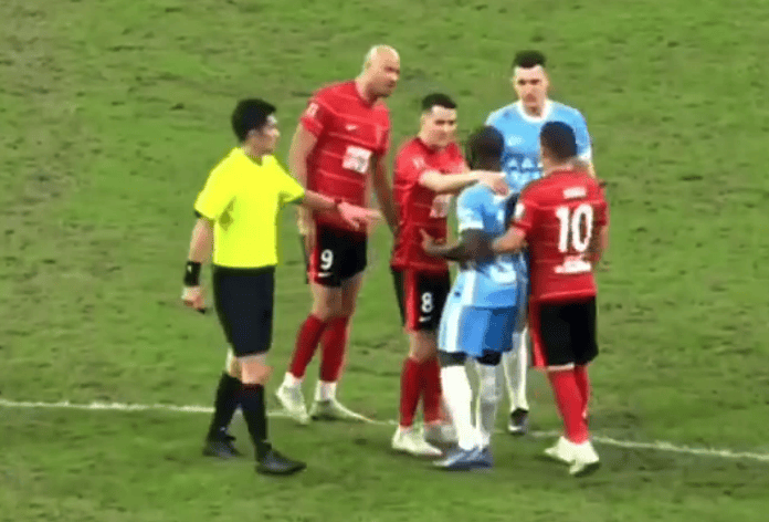 重罚?曝河南队外援阿奇姆彭遭球迷种族歧视 辱骂+竖中指