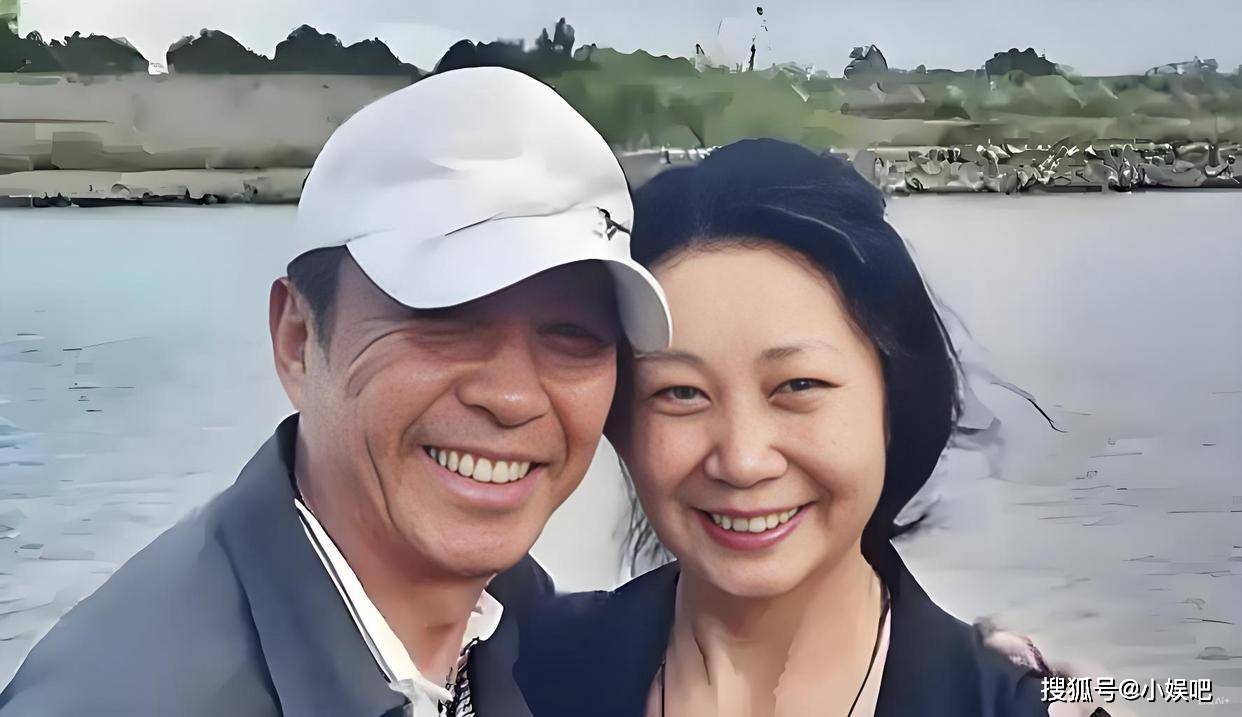 《父母爱情》没想到这俩是真夫妻，恩爱40年无绯闻，儿子也不简单