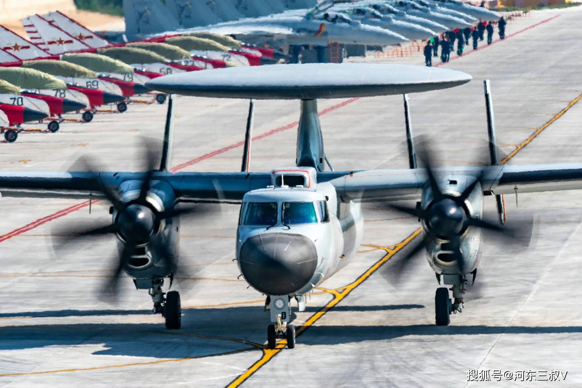 疑似涂刷舷号,甲板停放8架飞机,福建舰可能真的要交付了