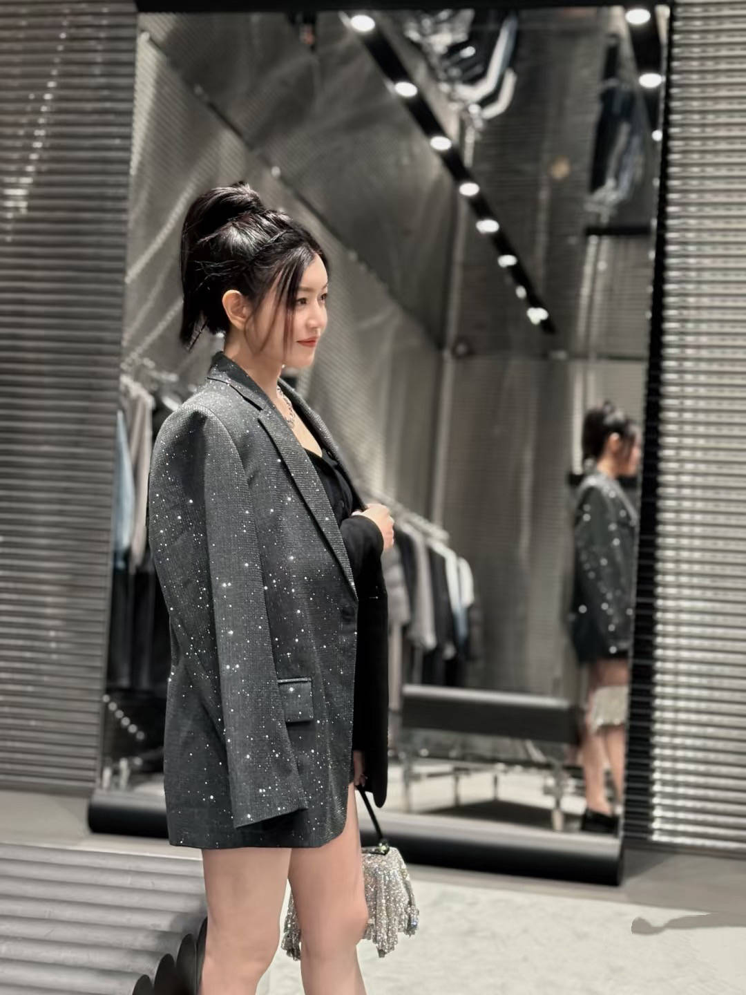 42岁陈妍希亮相活动，亮片西装配超短裤又美又飒，看着像二十出头