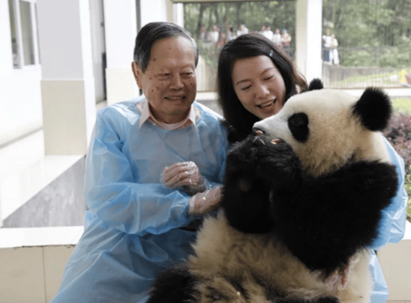 翁帆最新近况：穿35块的帆布鞋，带34箱手稿搬离旧居