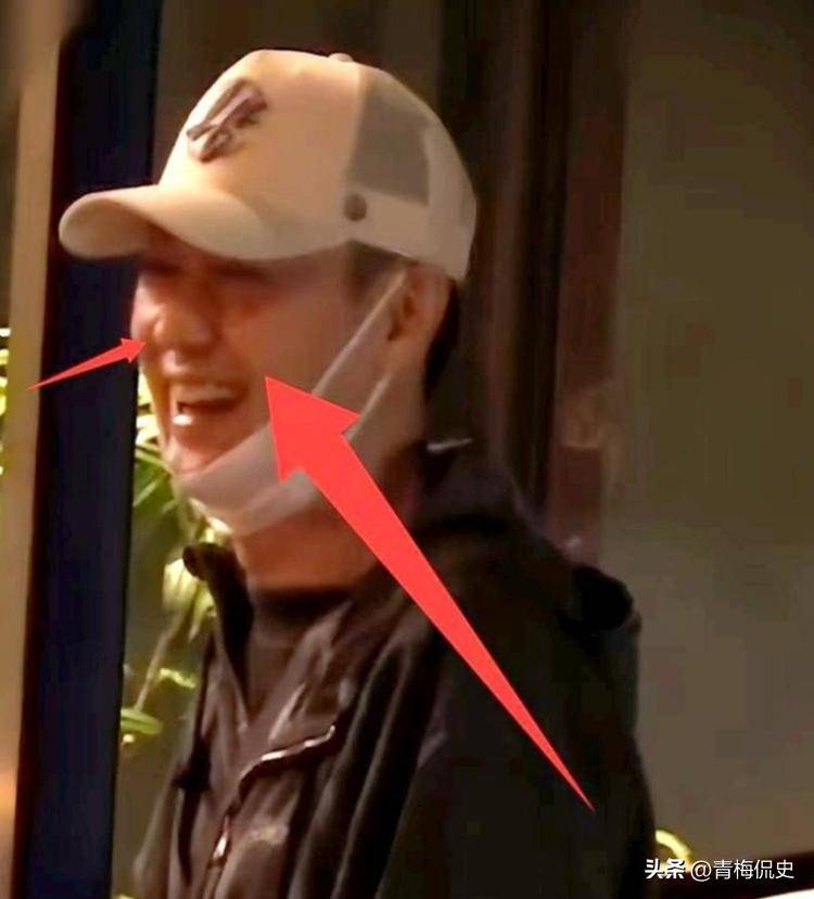 辛柏青带17岁女儿寺庙祈福！父女俩一直牵着手，李乃文也陪在身边