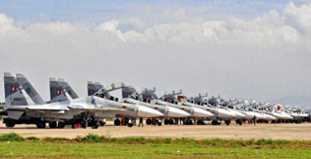 刚向中俄伊求援，俄罗斯就勇猛出击，紧急援助委内瑞拉！伊尔-76运输机连夜抵达