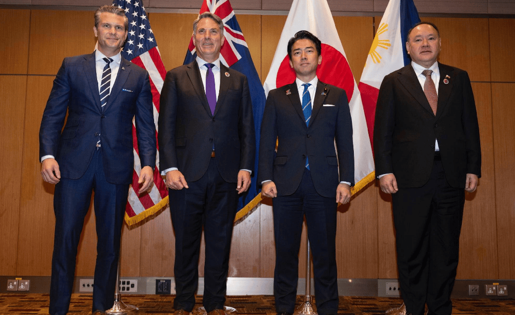 美澳日菲合纵连横军演，中国海军6艘战舰包围，815舰插入南海演习！