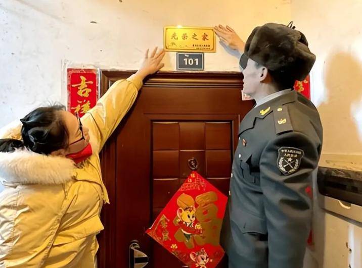 军人的“光荣之家”牌子,挂在什么地方最好?有讲究,不能乱挂