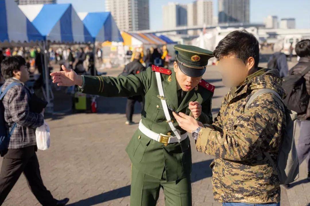 近日!日本军迷穿中国军服唱《歌唱祖国》?是驻日本部队吗?