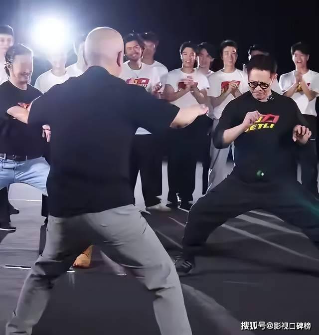 李连杰亲自下场辟谣，泳池脱衣露出光洁胸口，直言：别拿逝者炒作