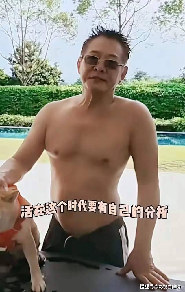 李连杰亲自下场辟谣，泳池脱衣露出光洁胸口，直言：别拿逝者炒作