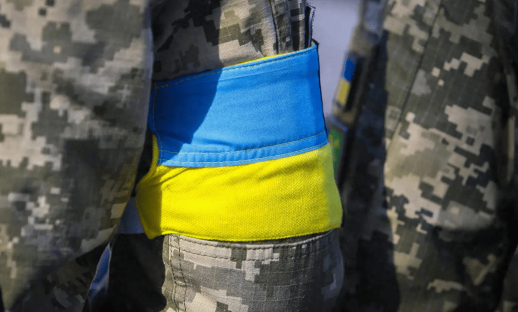 红军城都快丢了，乌军却还在后方颁奖，欢庆之际俄罗斯弹道导弹从天而降