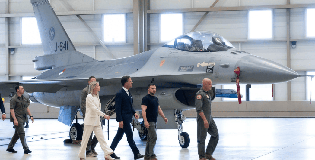 18架F-16卖了1欧元,泽连斯基一架没拿到,乌克兰只能在旁边自己眼馋