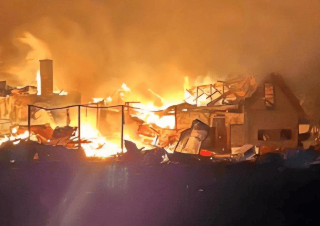 乌军精锐部队开大会授勋,一枚俄罗斯导弹从天而降,瞬间化为火海