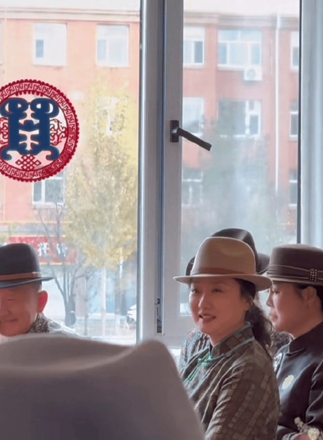 玲花时隔5个月露面,回老家参加外甥婚礼,身穿蒙古袍状态很好