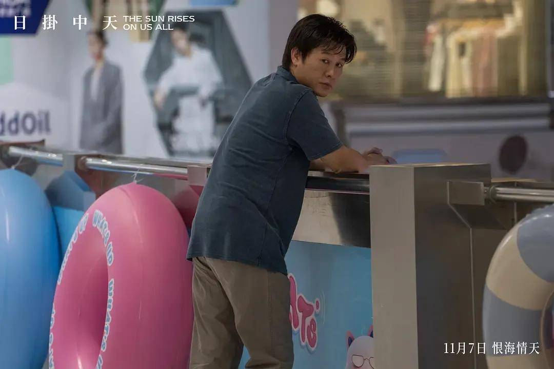 影后下场撕X,首日票房倒挂…风波不断的《日掛中天》,究竟是不是好片?