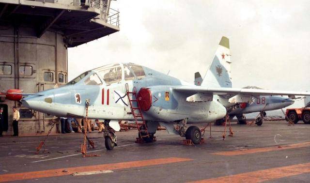 洪都的“中华小蜜蜂”,双垂尾的教练-10,加装了有源相控阵和大屏显