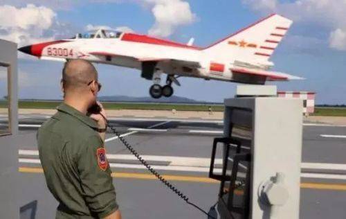 洪都的“中华小蜜蜂”,双垂尾的教练-10,加装了有源相控阵和大屏显