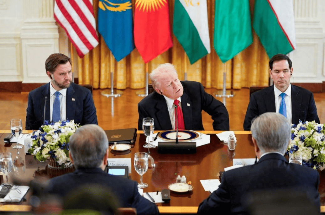 与特朗普签完协议后,托卡耶夫脸上只有一个表情,全程“皮笑肉不笑”