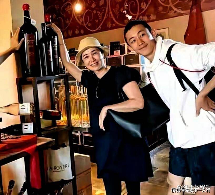 59岁蒋雯丽英国素颜照曝光！定居英国又瘦又老，一代女神也落寞了