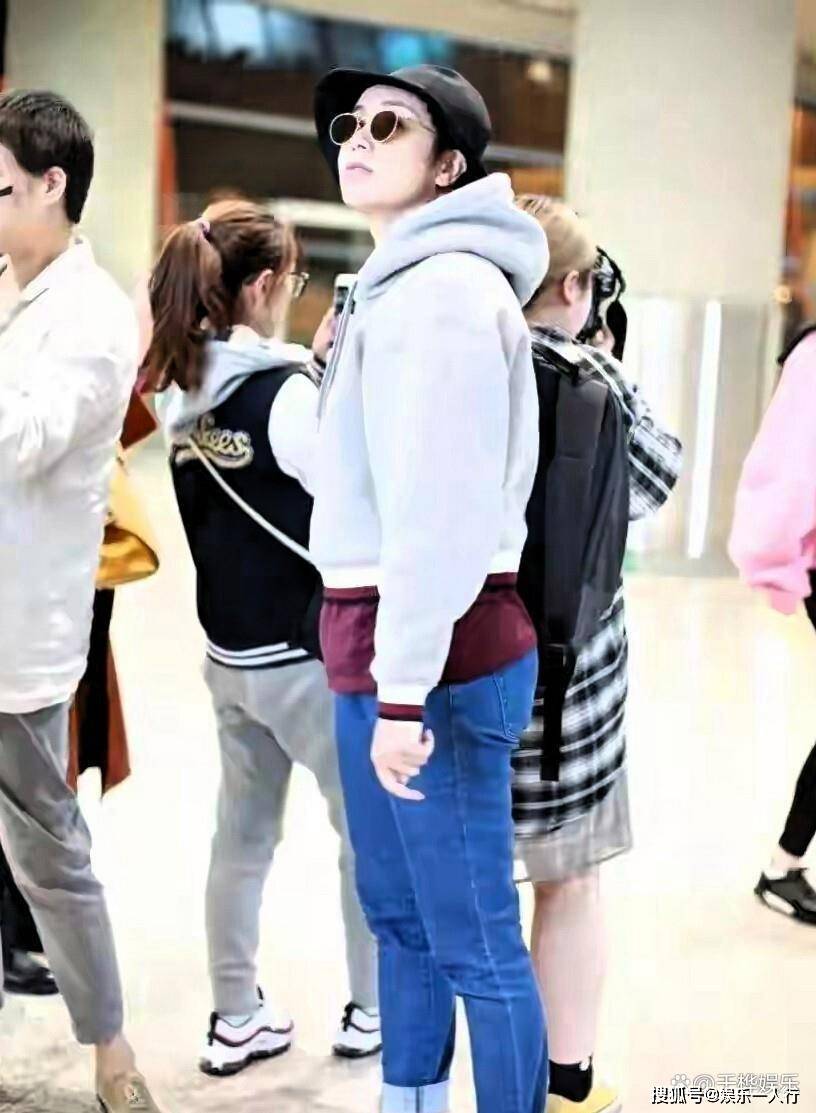 59岁蒋雯丽英国素颜照曝光！定居英国又瘦又老，一代女神也落寞了