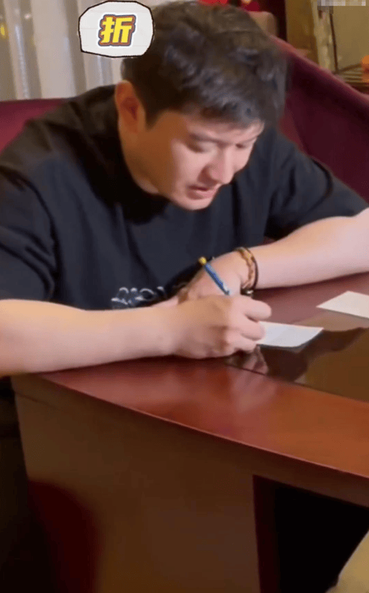 黄晓明带儿子参加生日宴！小海绵被奶奶搂在怀中，8岁大长腿随妈