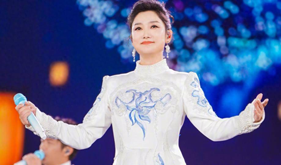 消失5个月后，玲花独自亮相略发福，为曾毅卡点庆生日力破谣言