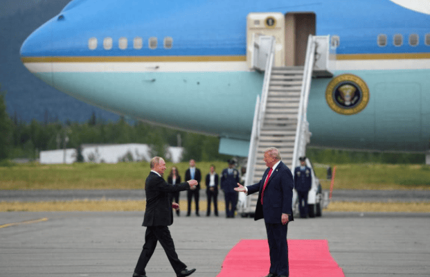 泽连斯基希望或彻底落空？听到红军城失守的消息，特朗普终于明白，自己不能再跟普京斗气了！