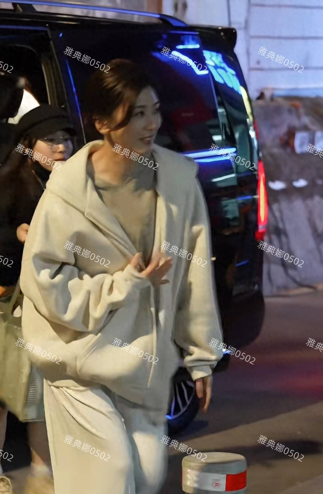 厦门偶遇贾静雯拍戏，本人好秀气好年轻，一点儿不像51岁的年纪!