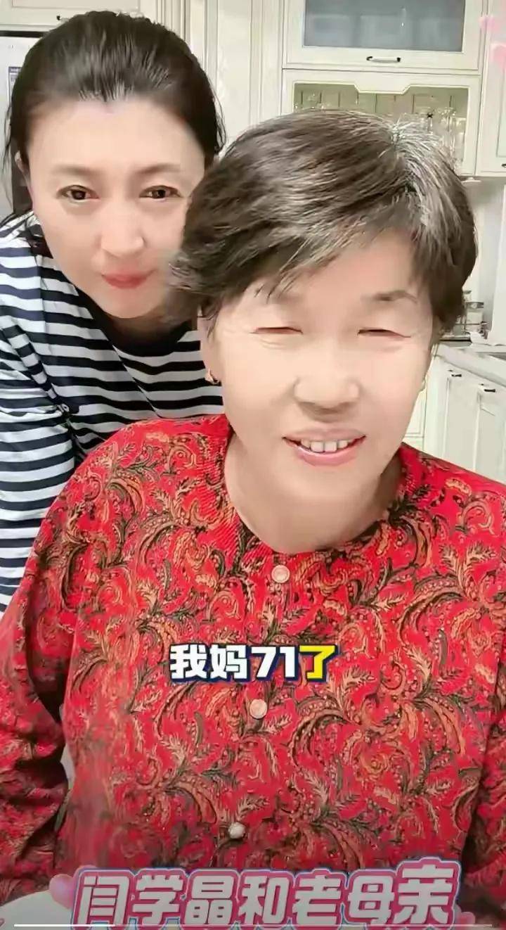 闫学晶带病直播,恶心想吐无法站立,面容憔悴,只能由儿子代劳