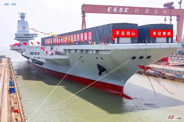 双层软卧变三层硬卧！福建舰宿舍首次公开，咋比辽宁山东舰还挤？