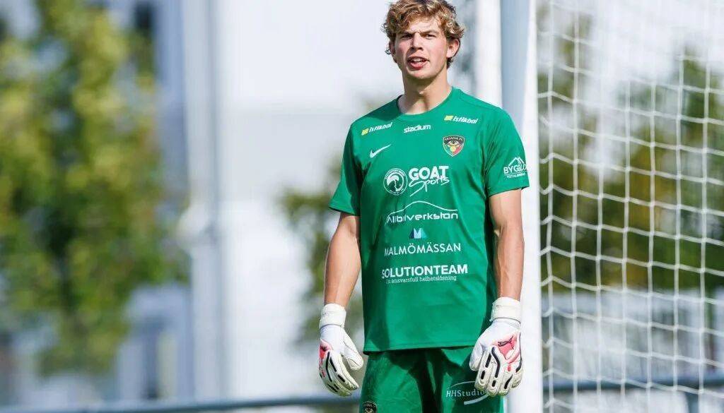 英格兰足球超级联赛曼联或签超级替补门将！奥纳纳巴因迪尔将被卖一人欲挑战拉门斯