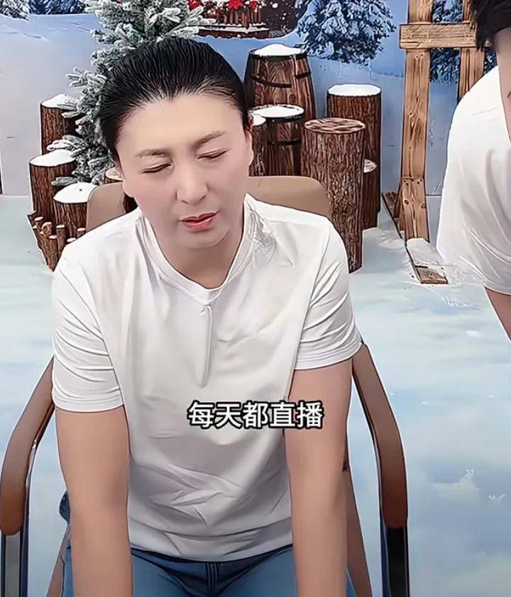 闫学晶带病直播,恶心想吐无法站立,面容憔悴,只能由儿子代劳