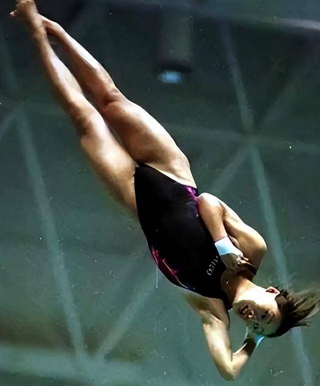 恩爱23年架不住残酷现实!73岁梁锦松衰老明显,47岁伏明霞仍艳丽如花