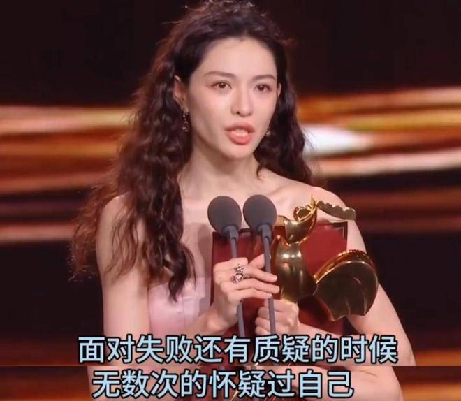 钟楚曦喜提金鸡女配!成功打脸娱乐圈4人,台下众星表情精彩