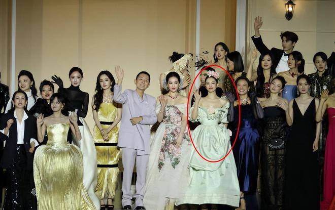 钟楚曦喜提金鸡女配!成功打脸娱乐圈4人,台下众星表情精彩