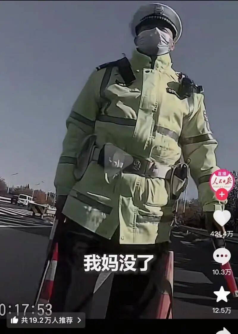 北京一男子骑摩托车上禁行主路,被交警拦下后崩溃痛哭:我知道这么走不对,我妈没了,交警道歉放行:路上慢点儿,注意安全