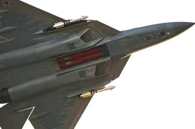 苏57终于展示弹仓,和歼20有了代差