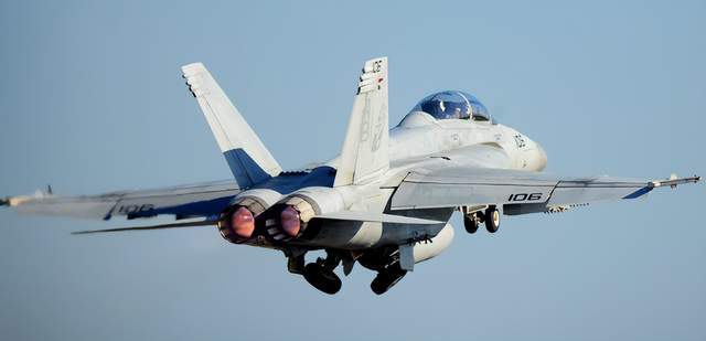 美国航母两架军机坠海原因深度分析，到底发生了什么？