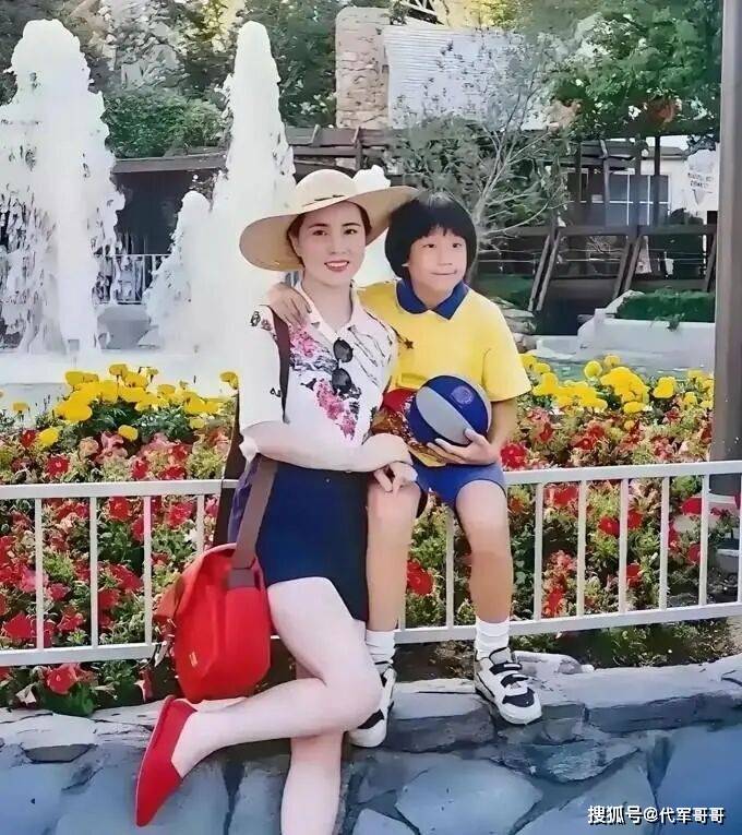 看到林凤娇和10岁房祖名合影,才明白成龙为啥说“一见钟情”