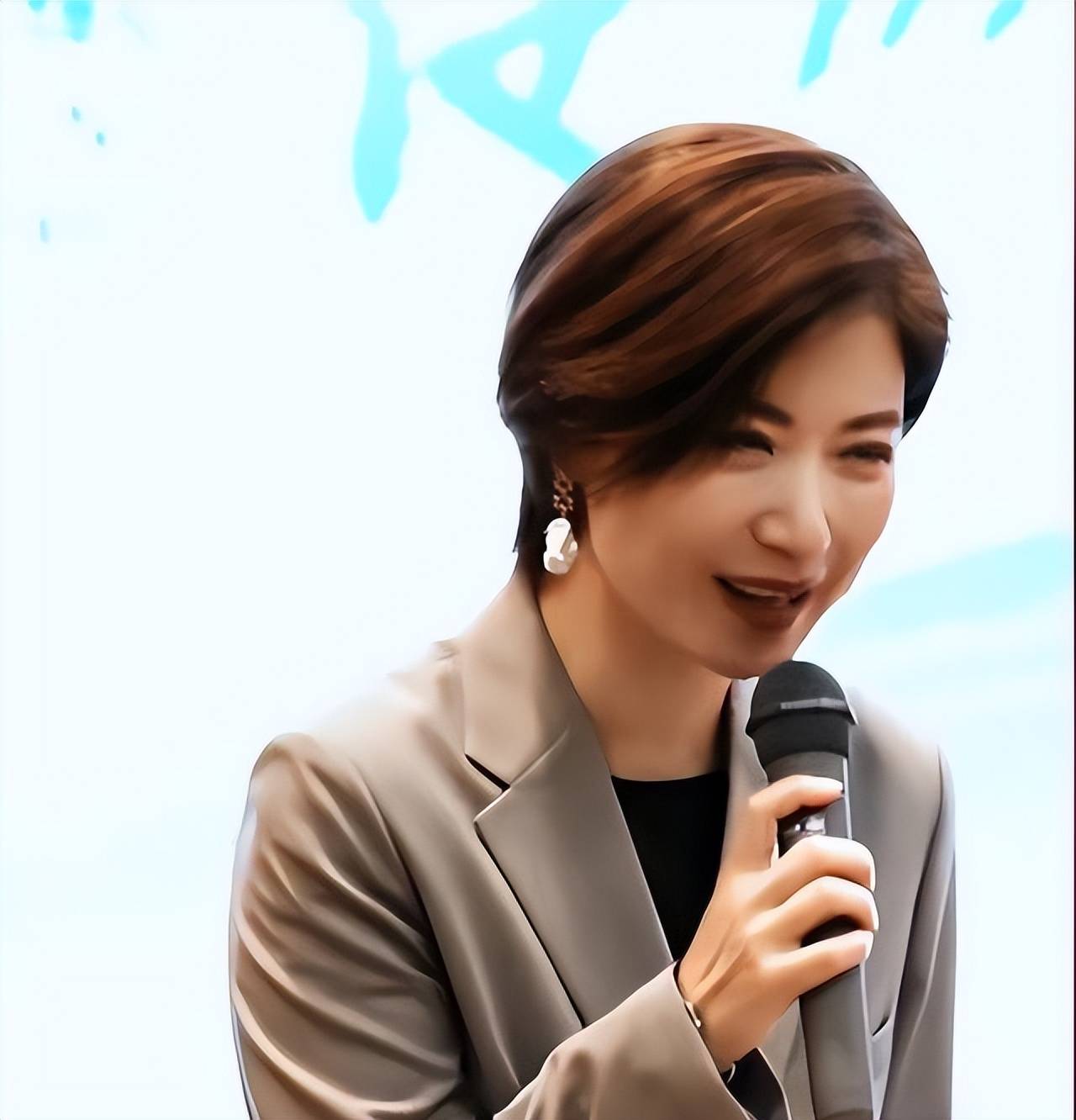 前央视美女主持人现状:带娃定居日本,已融入当地,大赞比国内好