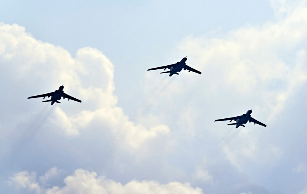 应对域外势力“联合巡航”，轰炸机编队巡航，威慑打击嚣张气焰