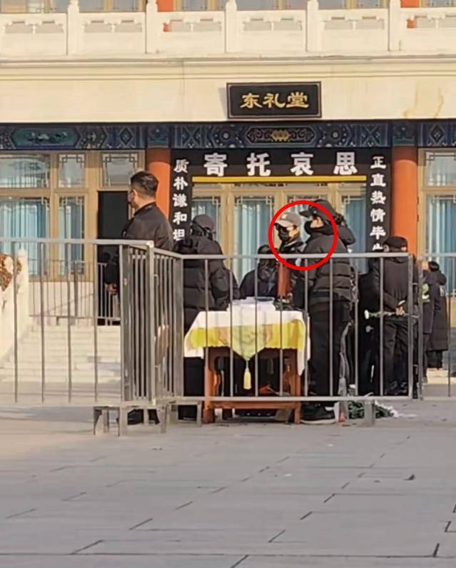 罗晋父亲告别仪式：布置低调，唐嫣和父母现身，20字挽联泪目！