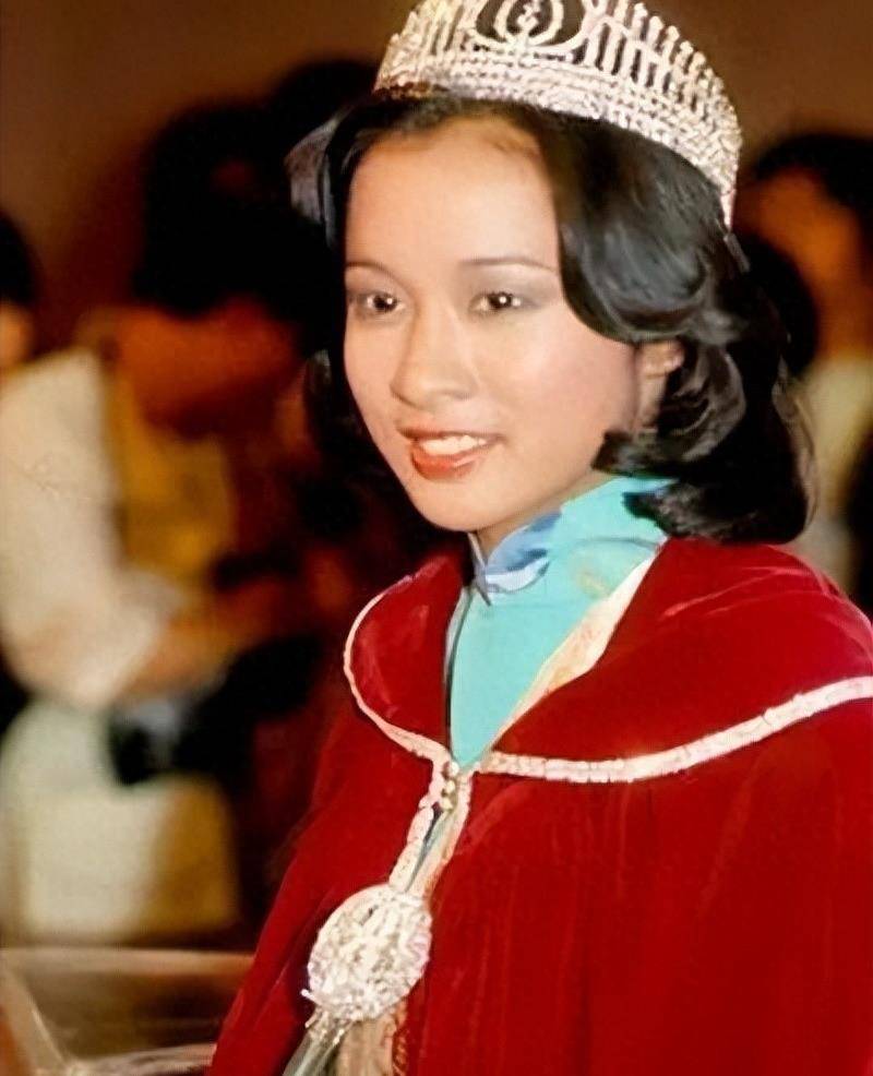 65岁朱玲玲二次净身出户离婚，她的一生让网友赞叹：太厉害了