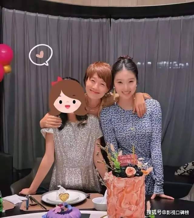 马伊琍的大女儿晒外婆织的围巾，素颜出镜的她很清秀，五官似文章