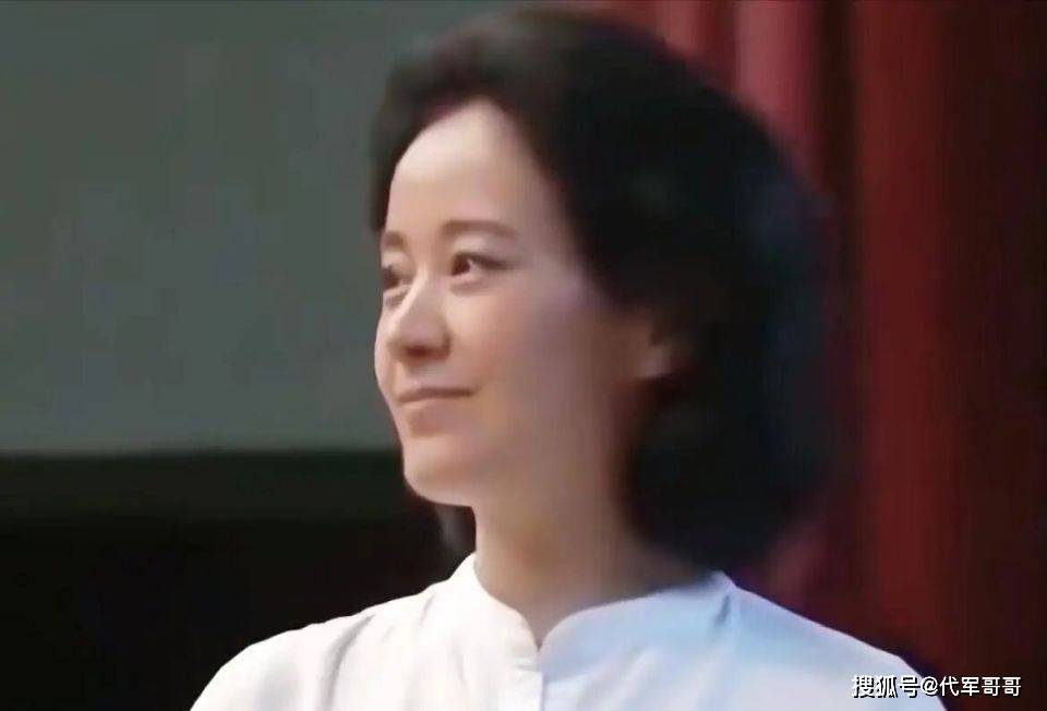 她嫁大13岁名导被捧红,丈夫不幸病逝,如今56岁单身无儿无女