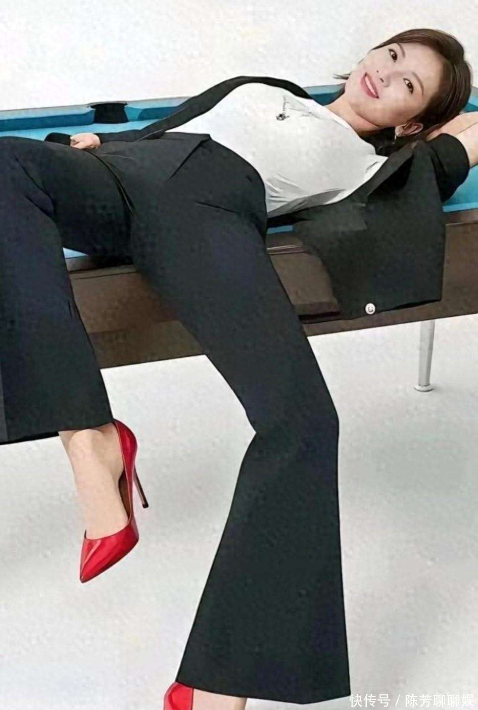 刘涛魅力无限，躺在台球桌上的照片非常勾魂