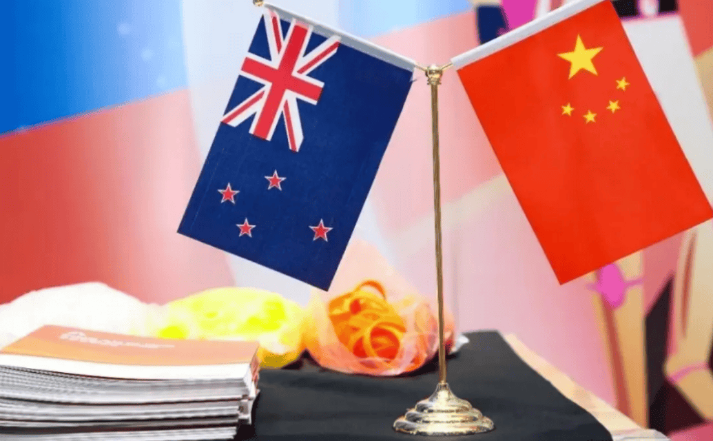 枪口对准出头鸟！新西兰昏了头，竟然派最大军舰擅闯台海，解放军当场立威！